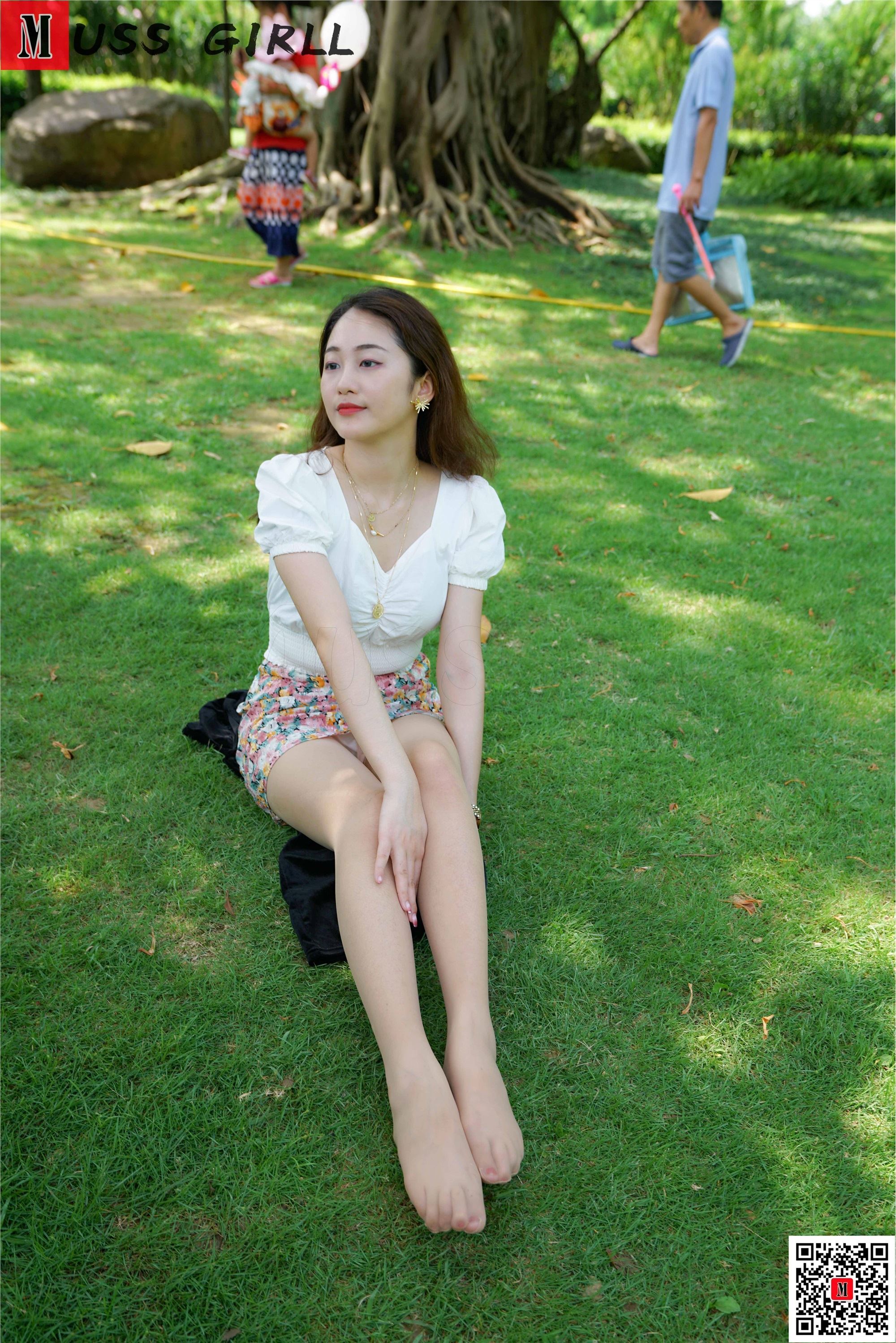 MussGirl慕丝女郎  NO.195 草地碎花包臀裙肉丝